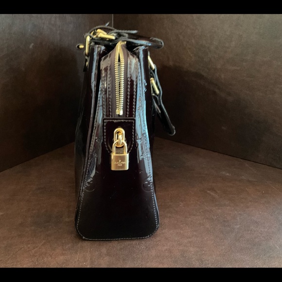 LIKE NEW AUTHENTIC LOUIS VUITTON Handbag purchased in Barcelona. - Picture 2 of 4